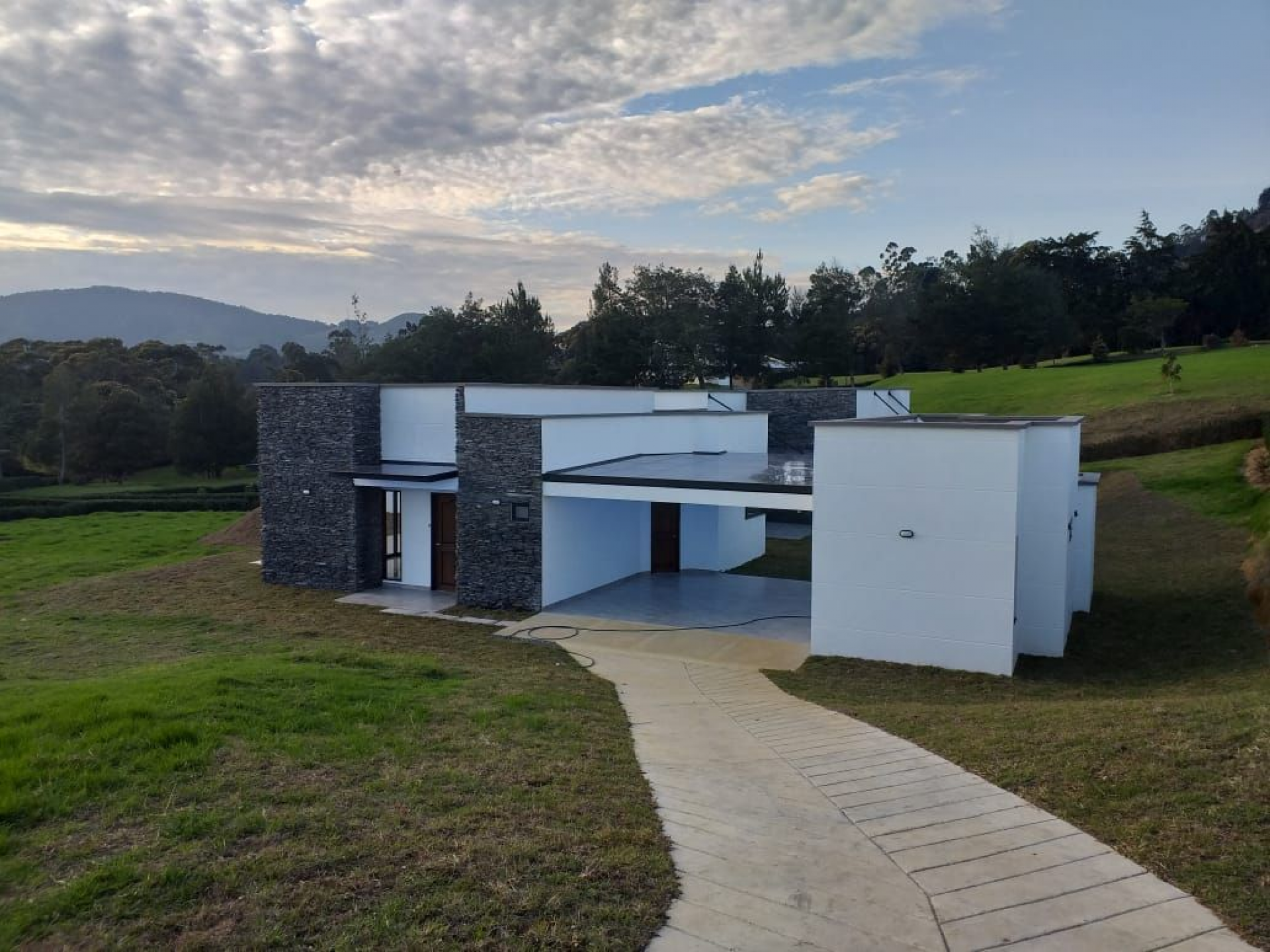 Casa en venta en La Ceja (Antioquia), 1.200 Millones, Vía San Antonio